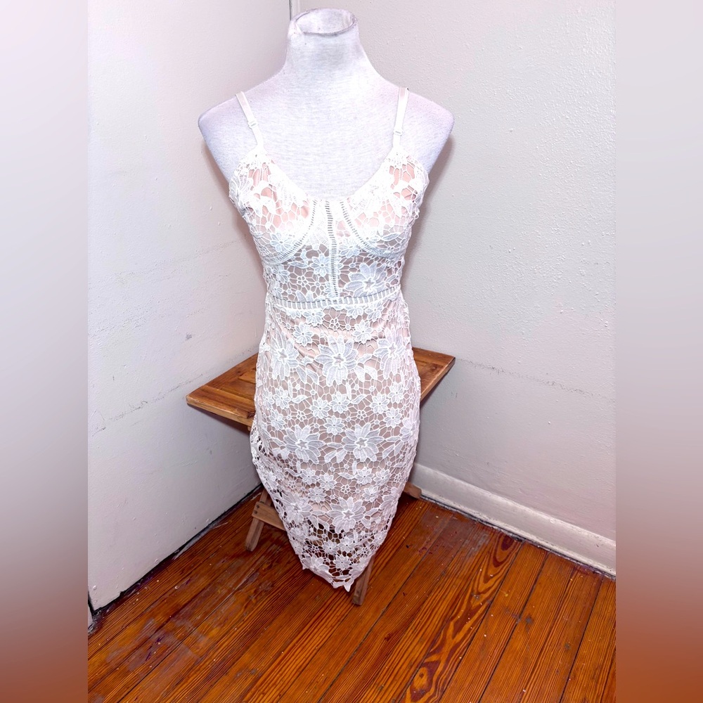 Forever 21 Sleeveless Lace Dress
